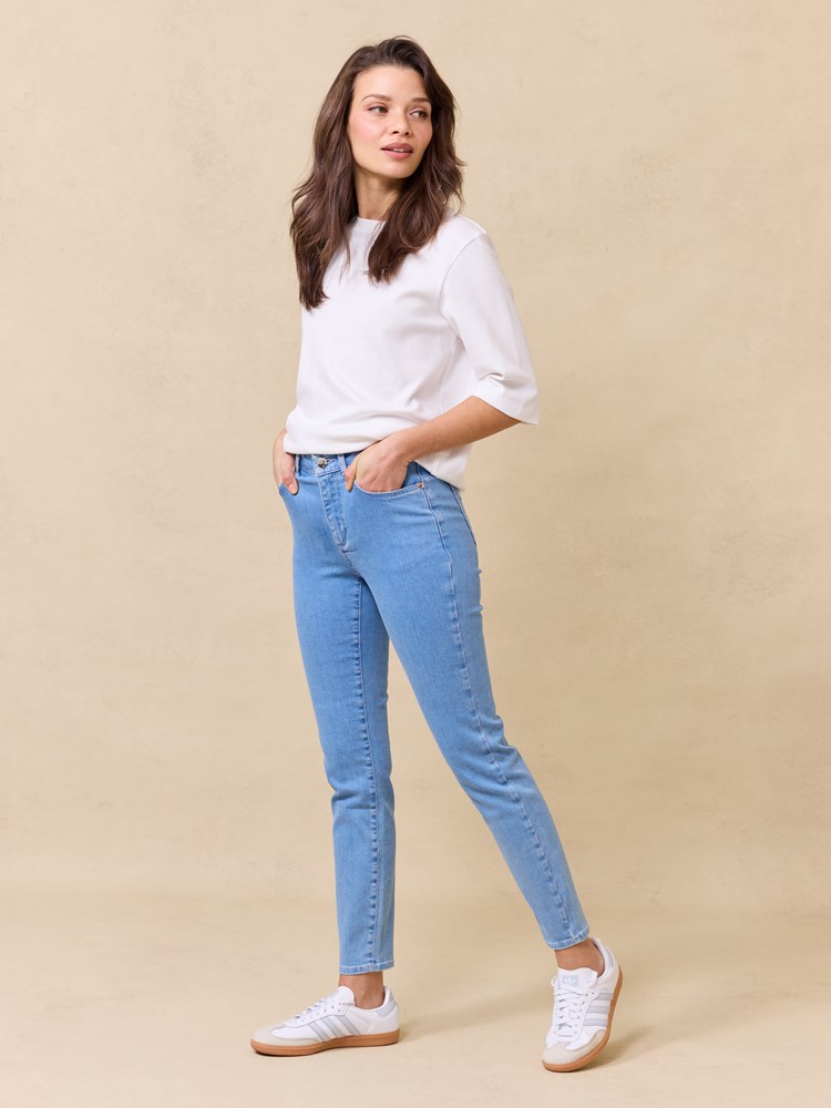 Sabine cropped jeans 7510419_DAE-JEANPAUL-S25-Modell-Front_1785_Sabine cropped jeans DAE.jpg_