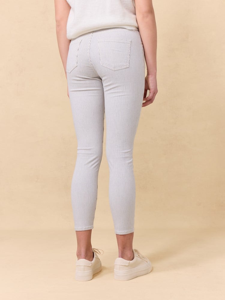 Sabine cropped stripe 7510841_O79_Jean Paul_Sabine Cropped Stripe_Bukse_H25 (1)_Sabine cropped stripe O79_Sabine cropped stripe O79 7510841.jpg_