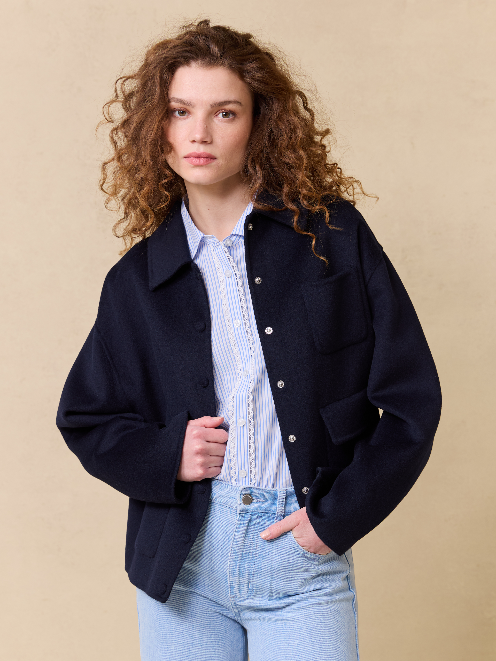 Edna jakke 7511470_EM6-JEANPAUL-S25-Modell-Front_3723_Edna jakke EM6_Edna jakke EM6 7511470.jpg_Front||Front