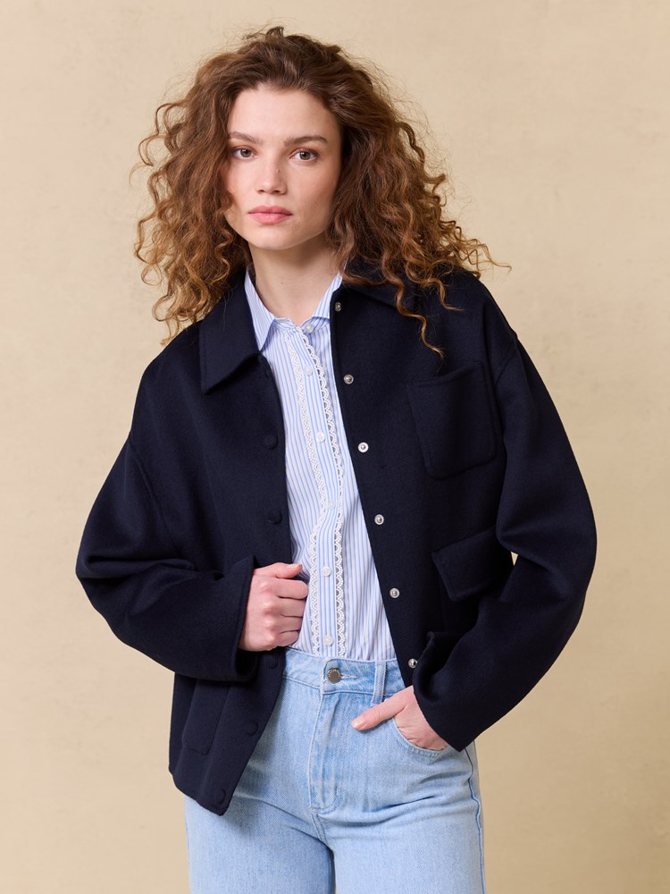 Edna jakke 7511470_EM6-JEANPAUL-S25-Modell-Front_3723_Edna jakke EM6_Edna jakke EM6 7511470.jpg_Front||Front