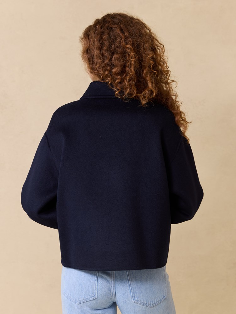 Edna jakke 7511470_EM6-JEANPAUL-S25-Modell-Front_5246_Edna jakke EM6_Edna jakke EM6 7511470.jpg_Front||Front