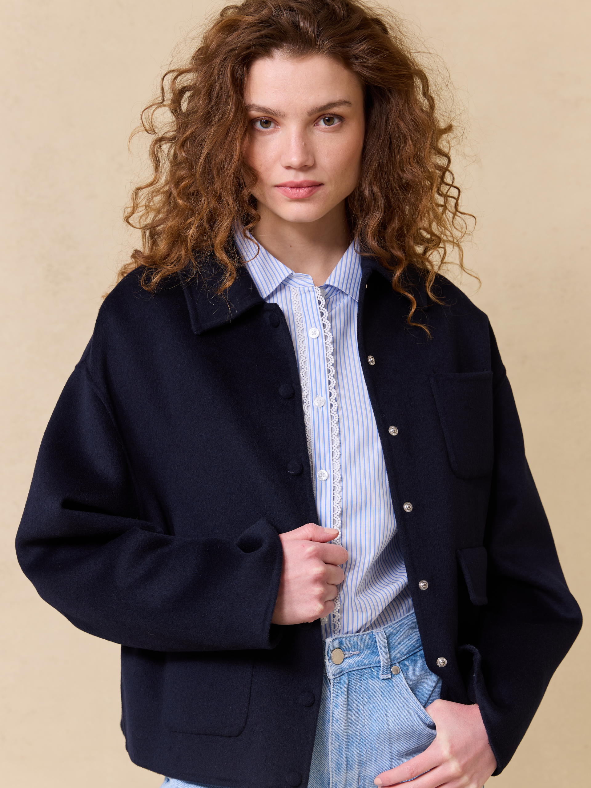 Edna jakke 7511470_EM6-JEANPAUL-S25-Modell-Front_5627_Edna jakke EM6_Edna jakke EM6 7511470.jpg_Front||Front