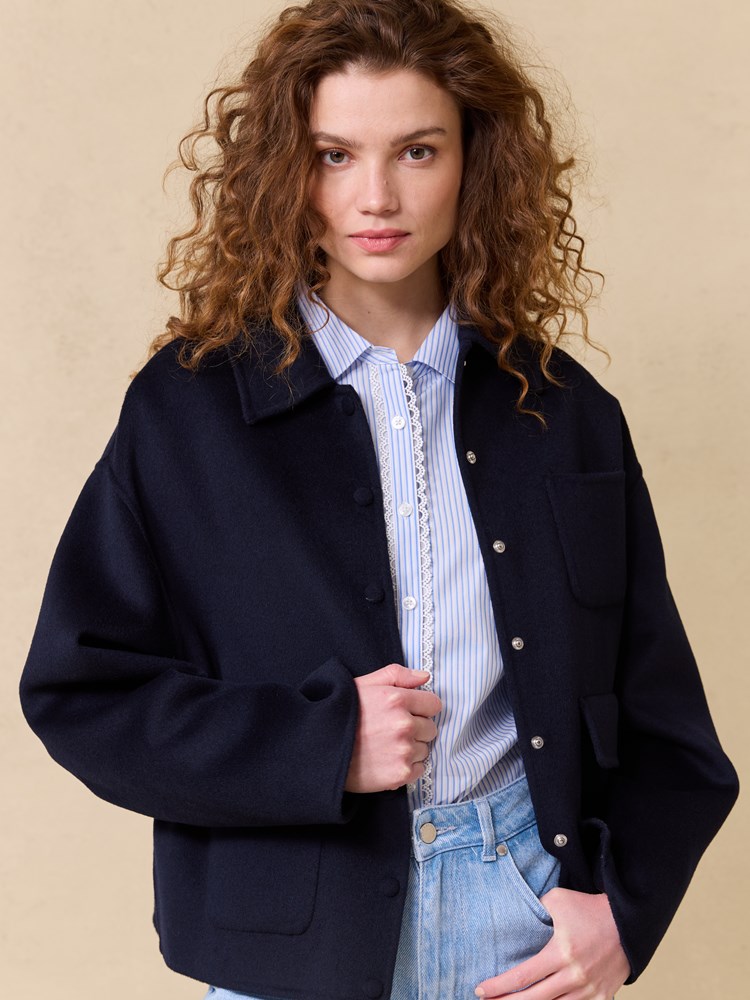 Edna jakke 7511470_EM6-JEANPAUL-S25-Modell-Front_5627_Edna jakke EM6_Edna jakke EM6 7511470.jpg_Front||Front