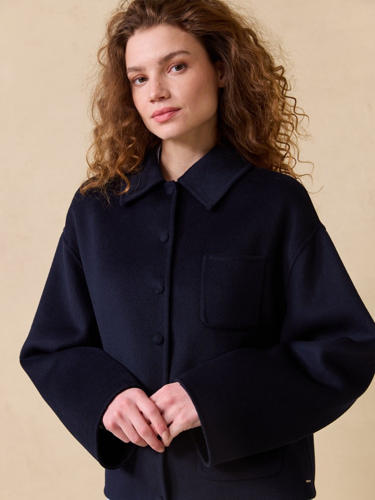 Edna jakke 7511470_EM6-JEANPAUL-S25-Modell-Front_6983_Edna jakke EM6_Edna jakke EM6 7511470.jpg_Front||Front