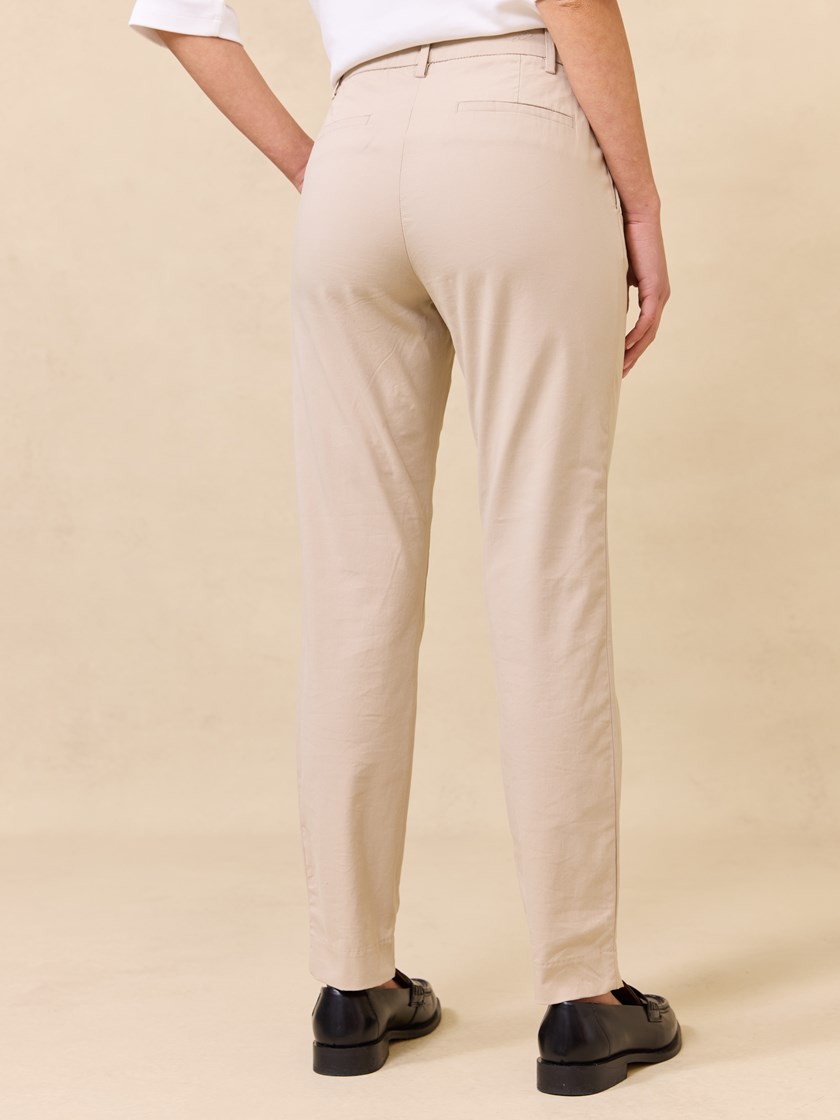 7511482 I4Y 7511482_I4Y_Jean Paul_Caroline Chinos_S25 (4)_Caroline chino I4Y_Caroline chino I4Y 7511482.jpg_