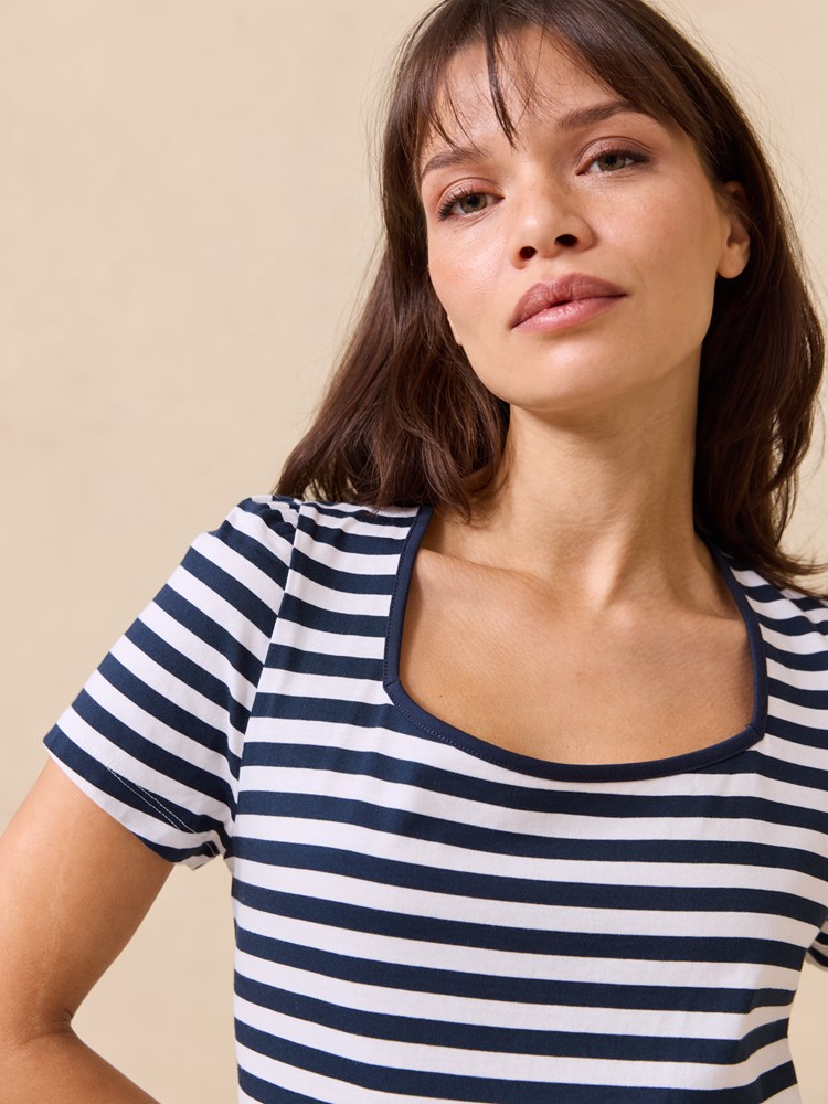 Zoe t-skjorte 7512138_EM6-JEANPAUL-H25-Modell-Front_2190_Zoe t-skjorte EM6_Zoe t-skjorte EM6 7512138.jpg_Front||Front