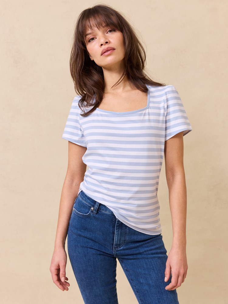 Zoe t-skjorte 7512138_EM6-JEANPAUL-H25-Modell-Front_4142_Zoe t-skjorte S40_Zoe t-skjorte S40 7512138.jpg_