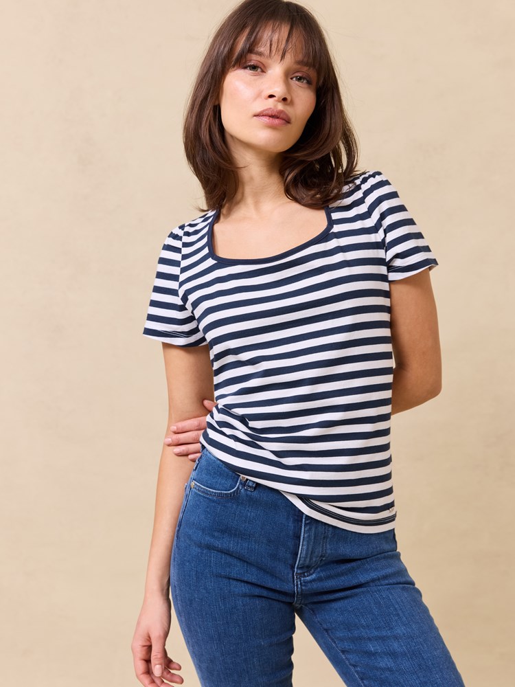 Zoe t-skjorte 7512138_EM6-JEANPAUL-H25-Modell-Front_8022_Zoe t-skjorte EM6_Zoe t-skjorte EM6 7512138.jpg_Front||Front