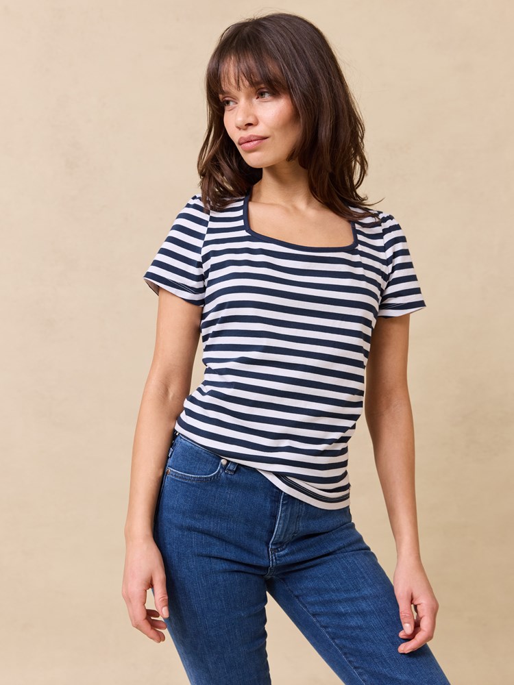 Zoe t-skjorte 7512138_EM6-JEANPAUL-H25-Modell-Front_8033_Zoe t-skjorte EM6_Zoe t-skjorte EM6 7512138.jpg_Front||Front