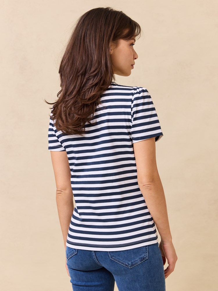 Zoe t-skjorte 7512138_EM6-JEANPAUL-H25-Modell-Front_8440_Zoe t-skjorte EM6_Zoe t-skjorte EM6 7512138.jpg_Front||Front