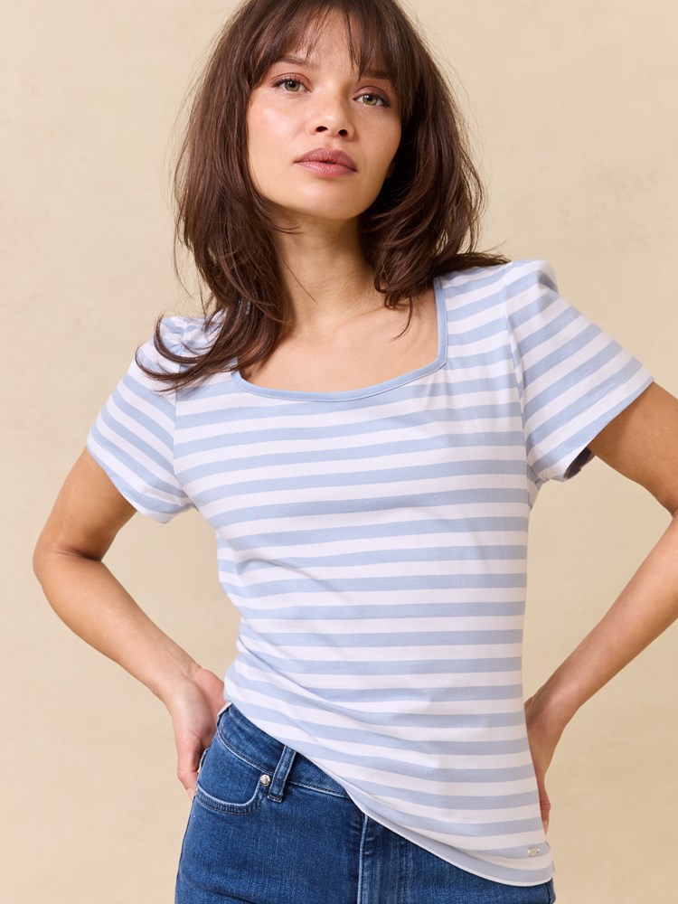 Zoe t-skjorte 7512138_EM6-JEANPAUL-H25-Modell-Front_8551_Zoe t-skjorte S40_Zoe t-skjorte S40 7512138.jpg_