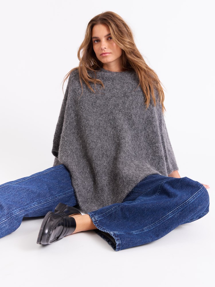 Hanne poncho 7512405_IGG_Jean Paul_Hanne Poncho_A25 (5)_Hanne poncho IGG_Hanne poncho IGG 7512405.jpg_