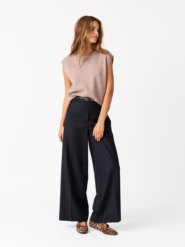 Ariane vest 7513001_AEI-JEANPAUL-W25-Modell-Front_1626_Ariane vest AEI_Ariane vest AEI 7513001.jpg_