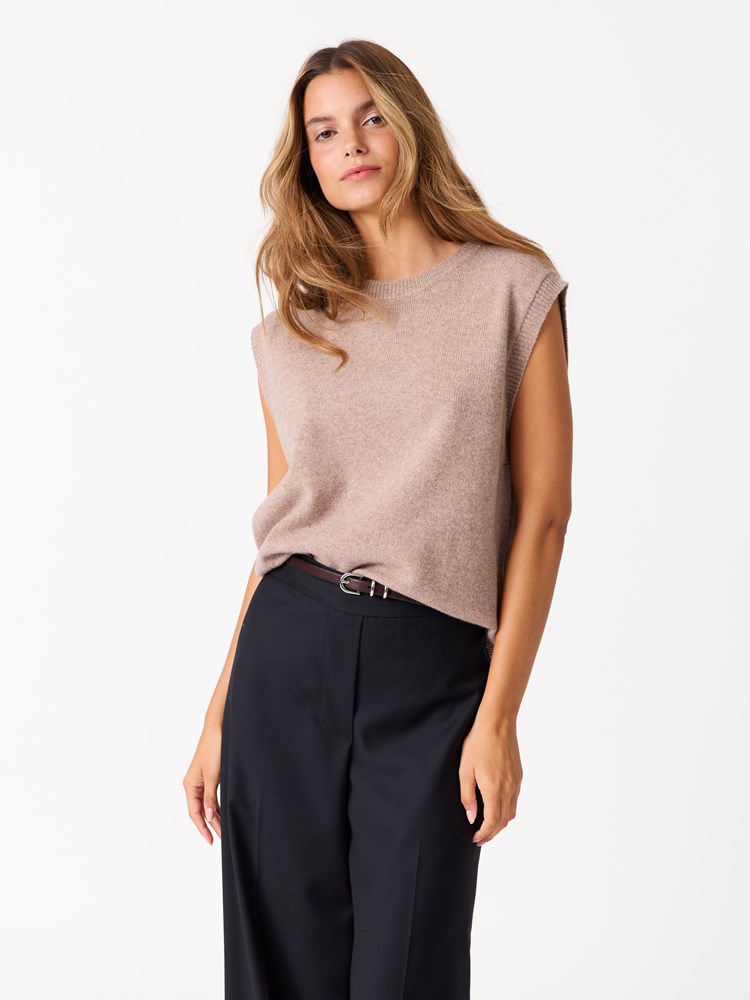 Ariane vest 7513001_AEI-JEANPAUL-W25-Modell-Front_5825_Ariane vest AEI_Ariane vest AEI 7513001.jpg_