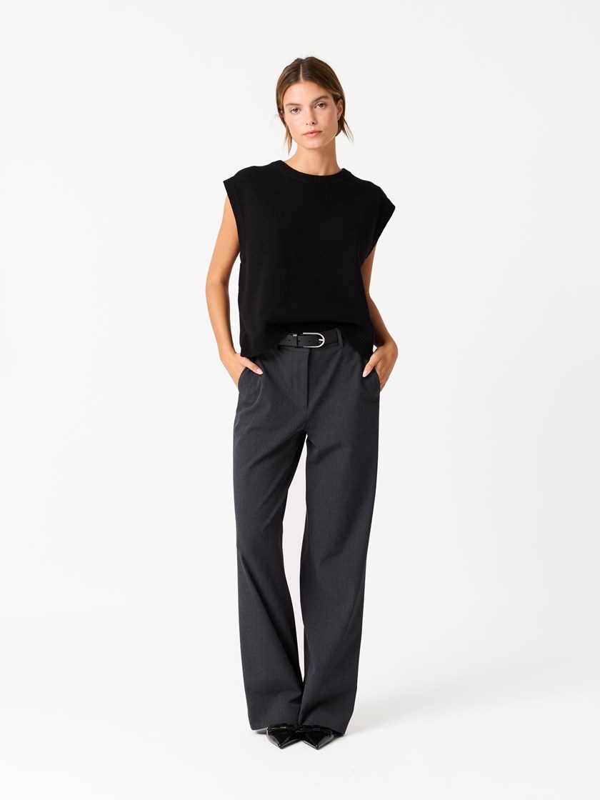 7513001 C25 7513001_C25-JEANPAUL-W25-Modell (1)_Ariane vest C25_Ariane vest C25 7513001.jpg_