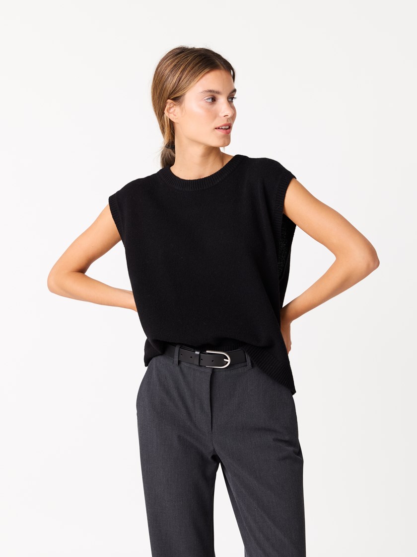 7513001 C25 7513001_C25-JEANPAUL-W25-Modell (4)_Ariane vest C25_Ariane vest C25 7513001.jpg_