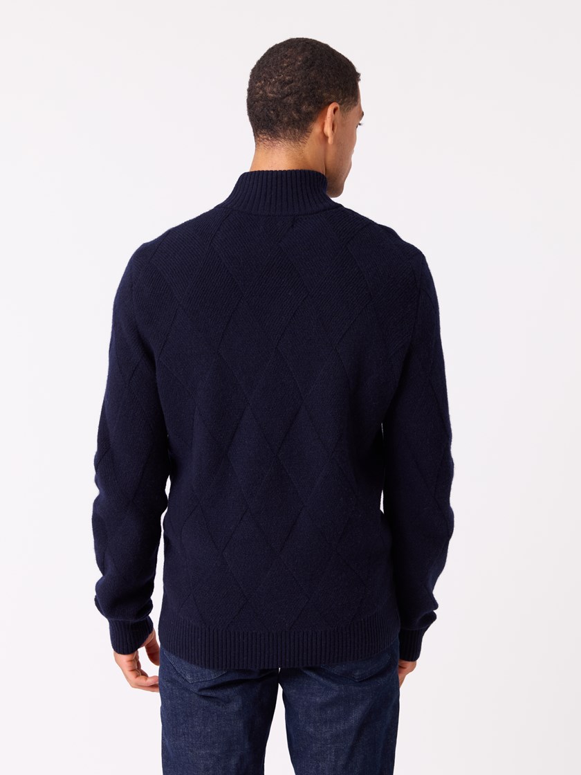 7513074 EM6 7513074_EM6-JEANPAUL-W25-Modell-Front_3582_Darcey zipneck EM6.jpg_