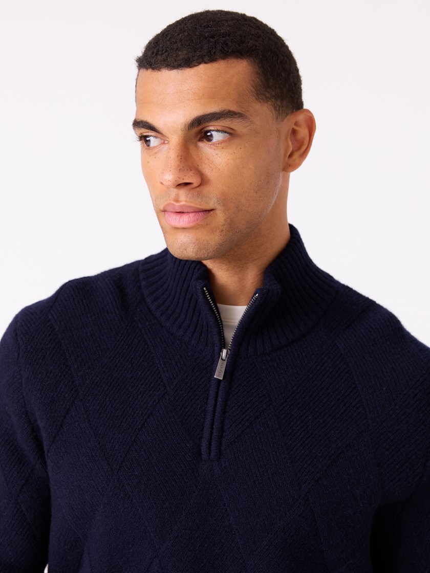 7513074 EM6 7513074_EM6-JEANPAUL-W25-Modell-Front_5431_Darcey zipneck EM6.jpg_