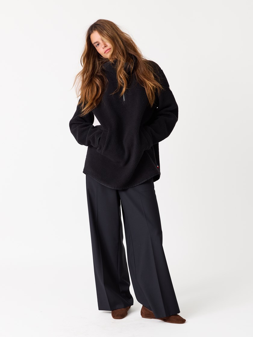 7513312 C25 7513312_C25-JEANPAUL-W25-Modell-Front_4797_Lorraine fleecegenser C25_Lorraine fleecegenser C25 7513312.jpg_