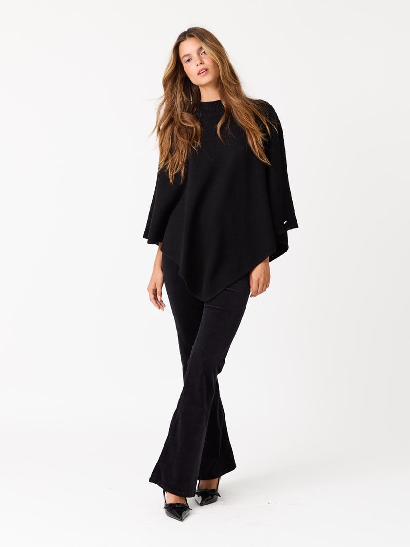 7513571 C25 7513571_C25-JEANPAUL-W25-Modell-Front_1882_May poncho C25.jpg_