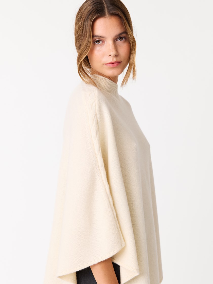 7513571 O79 7513571_O79-JEANPAUL-W25-Modell-Front_2182_May poncho O79_May poncho O79 7513571.jpg_