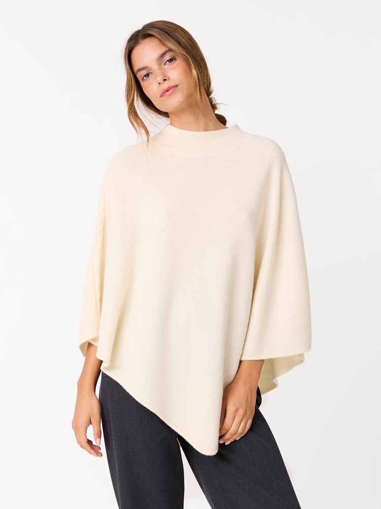 May poncho 7513571_O79-JEANPAUL-W25-Modell-Front_5717_May poncho O79_May poncho O79 7513571.jpg_