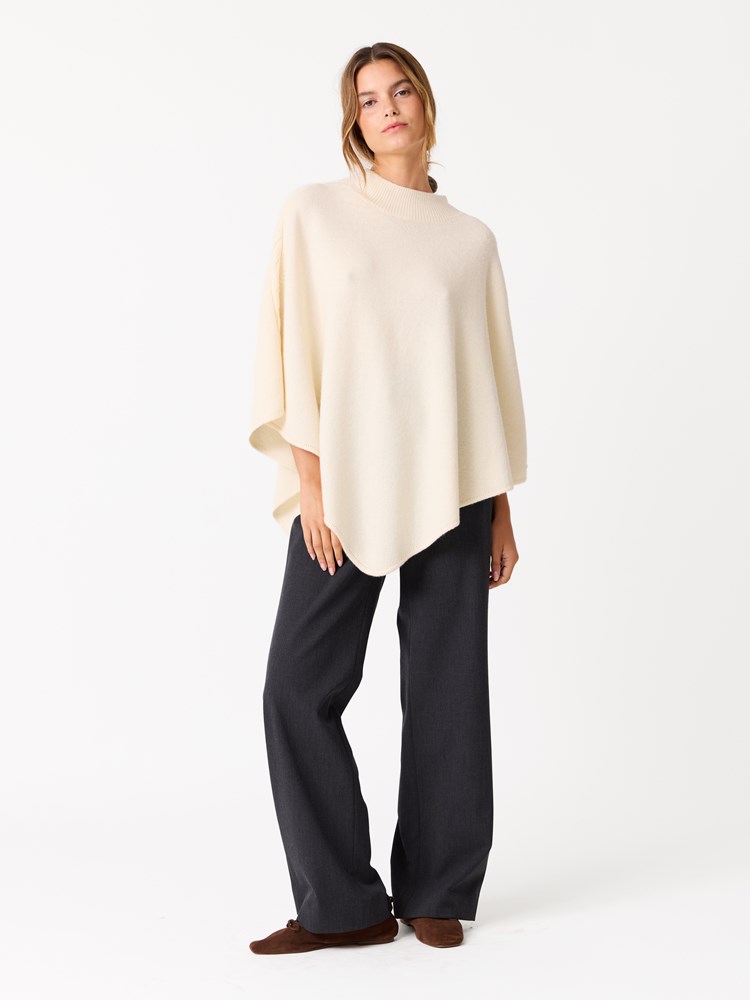 May poncho 7513571_O79-JEANPAUL-W25-Modell-Front_6205_May poncho O79_May poncho O79 7513571.jpg_