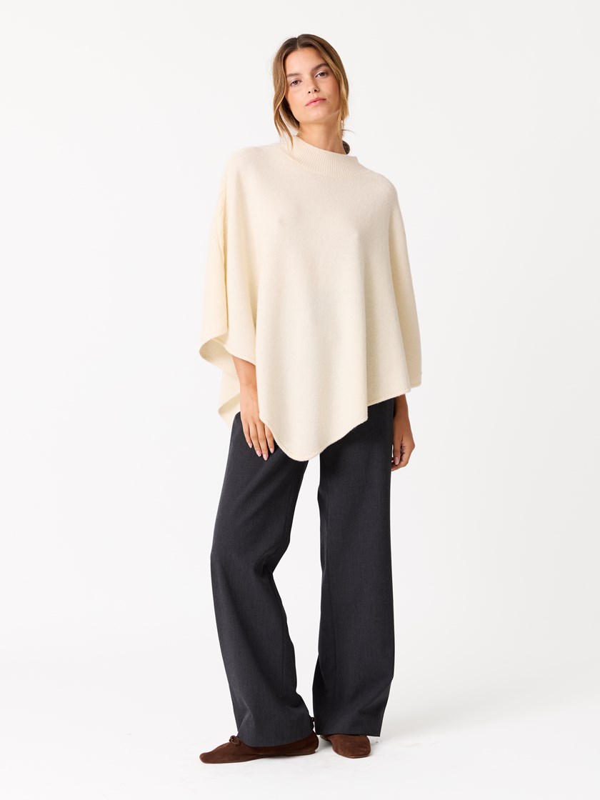 7513571 O79 7513571_O79-JEANPAUL-W25-Modell-Front_6205_May poncho O79_May poncho O79 7513571.jpg_