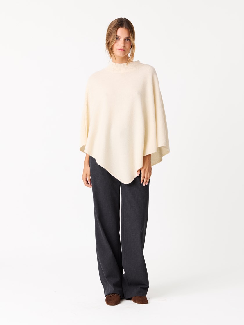 7513571 O79 7513571_O79-JEANPAUL-W25-Modell-Front_9190_May poncho O79_May poncho O79 7513571.jpg_