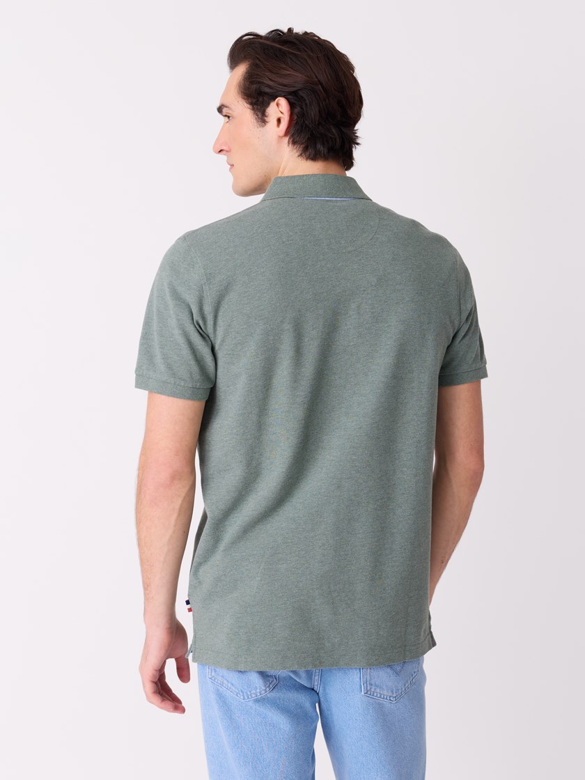 7513904 I6U 7513904_I6U-JEANPAUL-S26-Modell-Front_3812_Mitch pique I6U.jpg_Front||Front