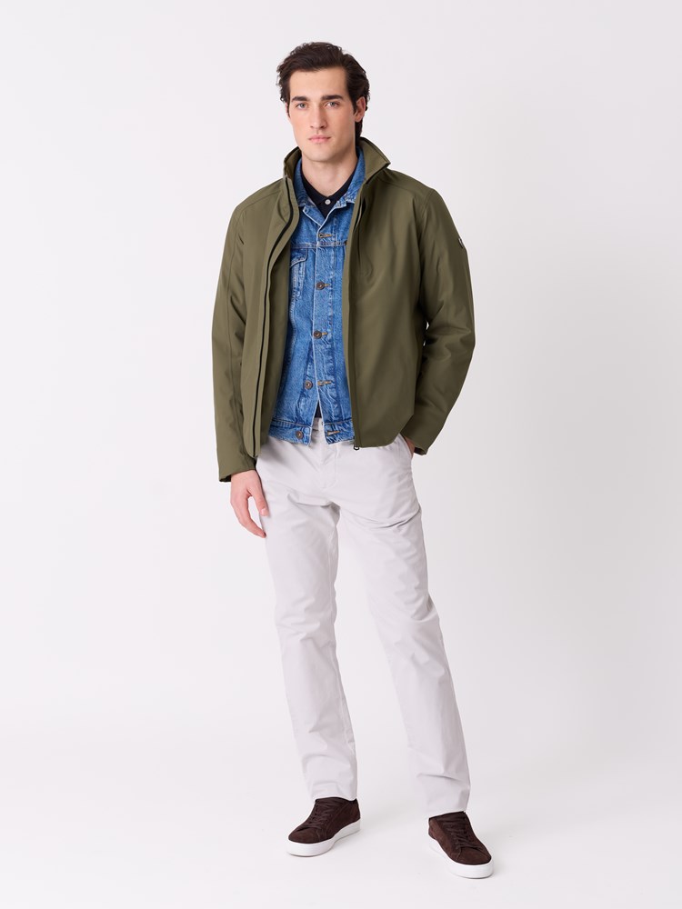 Liam chino 7514236_GMR-JEANPAUL-S26-Modell-Front_5881_I3L_Liam chino I3L.jpg_