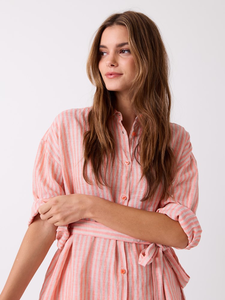 Stine kjole 7515058_MNJ-JEANPAUL-H26-Front (2)_Stine kjole MNJ_Stine kjole MNJ 7515058.jpg_