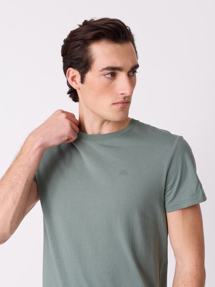 Eliot t-skjorte 7515379_I6U-JEANPAUL-S26-Modell-Front_2433_Eliot t-skjorte I6U.jpg_Front