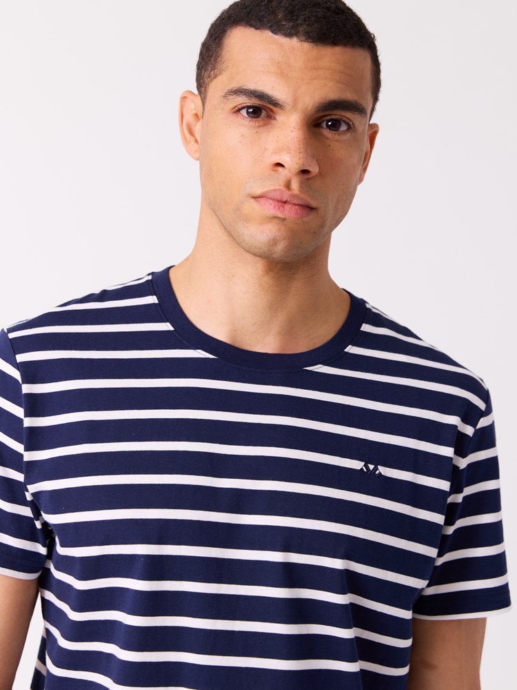 Eliot stripete t-skjorte 7515392_EOA-JEANPAUL-H26-Front_3490_Eliot stripete t-skjorte_Eliot stripete t-skjorte EOA.jpg_Front||Front