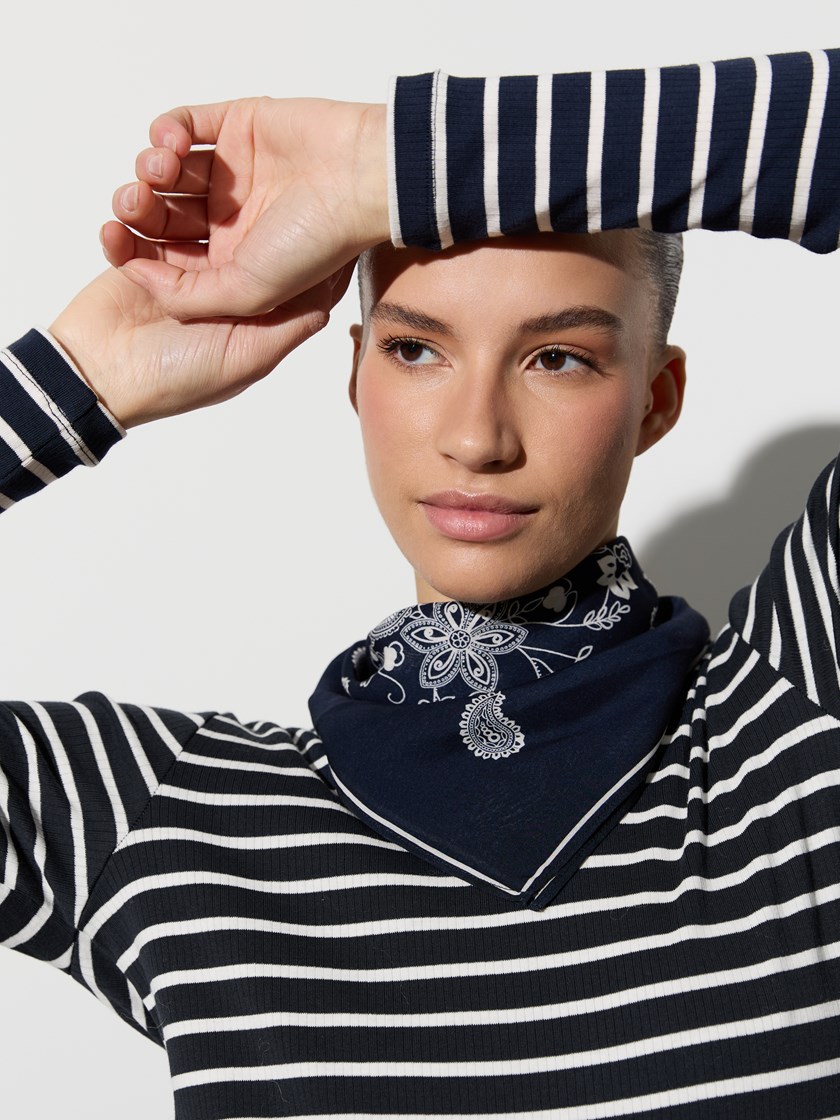 7515734 EM6 7515489_EM6-JEANPAUL-A26-Modell-Front_7195_Zoe bandana EM6.jpg_