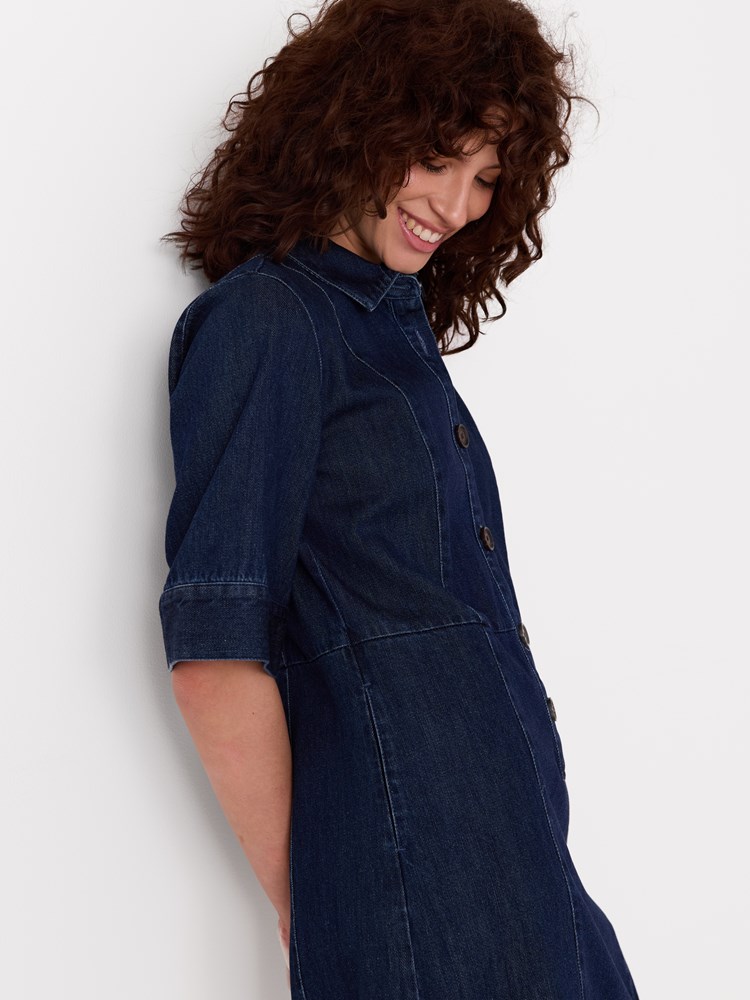Signy kjole 7515492_D03-JEANPAUL-A26-Modell-Front_2583_Signy kjole D03.jpg_