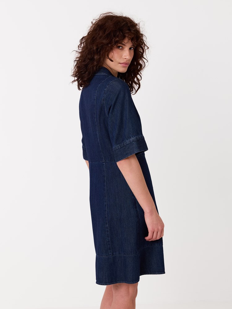 Signy kjole 7515492_D03-JEANPAUL-A26-Modell-Front_6668_Signy kjole D03.jpg_