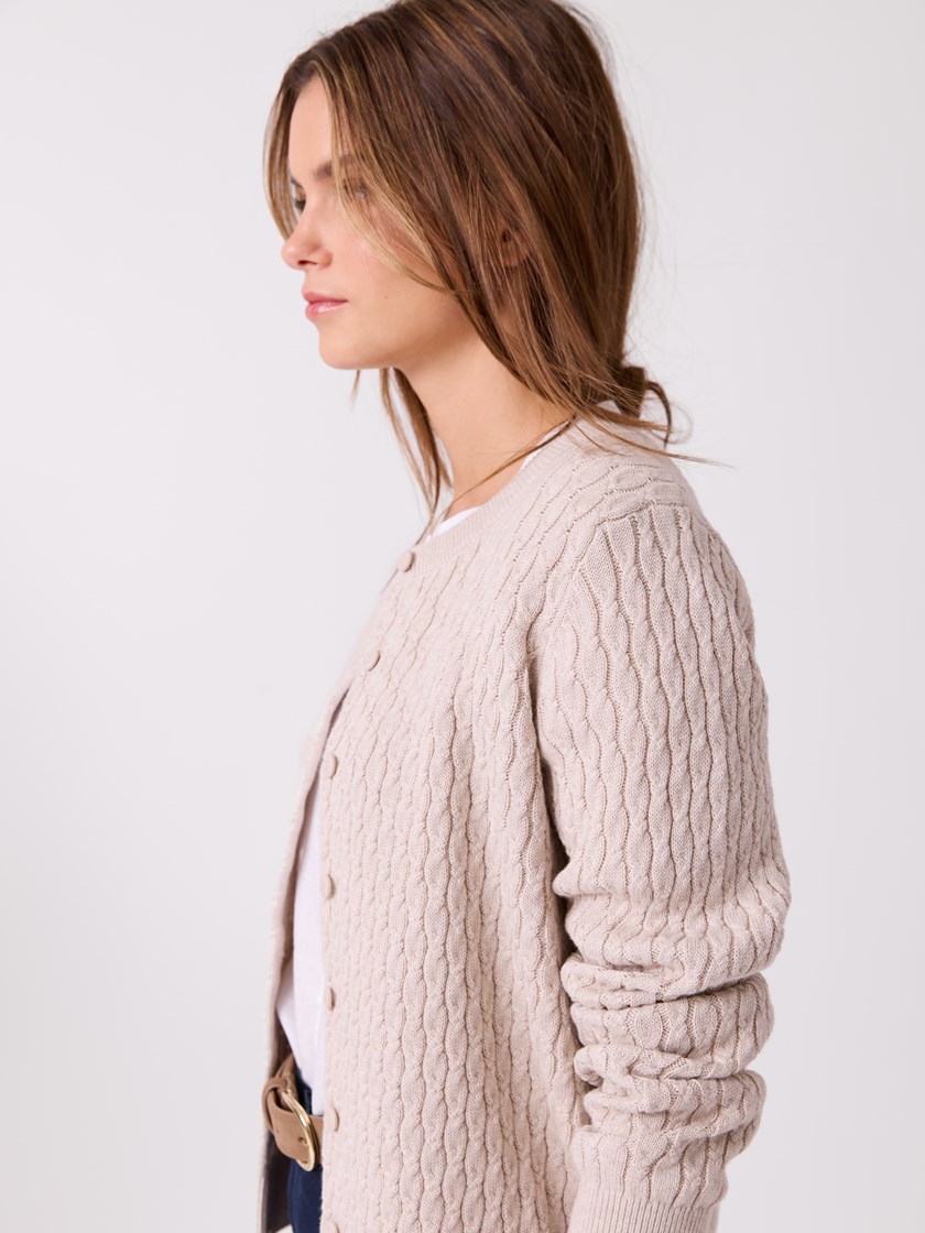 7515776 AQB 7515776_AQB-JEANPAUL-H26-Front_3545_Sofie cardigan AQB.jpg_Front