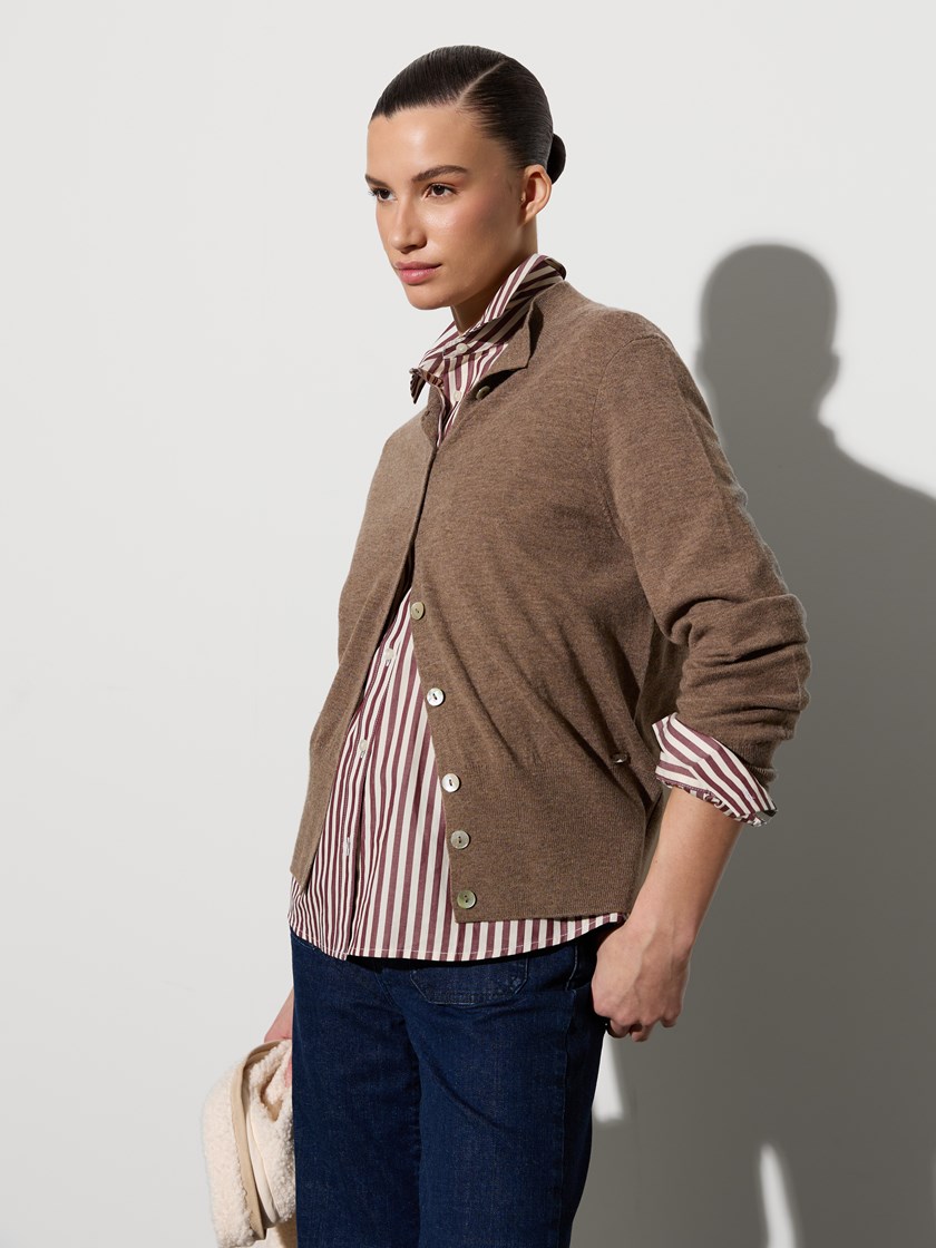 7515843 AGG 7515843_AGG-JEANPAUL-A26-Modell-Front_3820_Manel cardigan AGG.jpg_Front