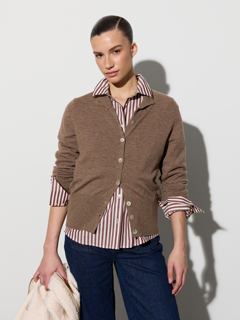 7515843 AGG 7515843_AGG-JEANPAUL-A26-Modell-Front_5352_Manel cardigan AGG.jpg_Front