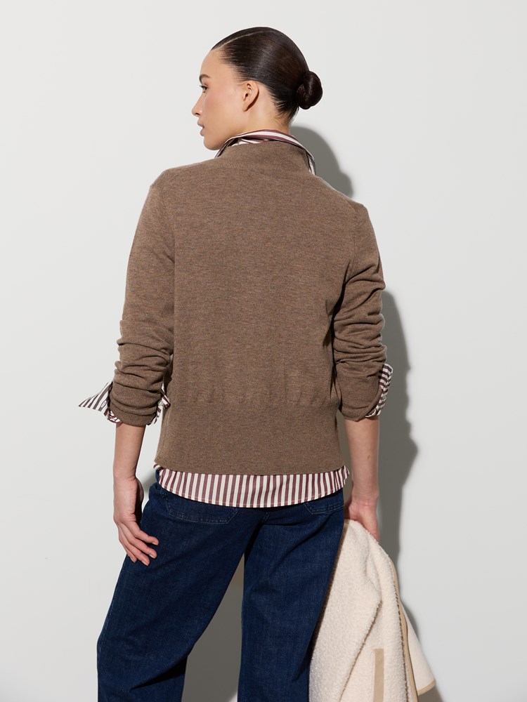 Manel cardigan 7515843_AGG-JEANPAUL-A26-Modell-Front_8398_Manel cardigan AGG.jpg_Front
