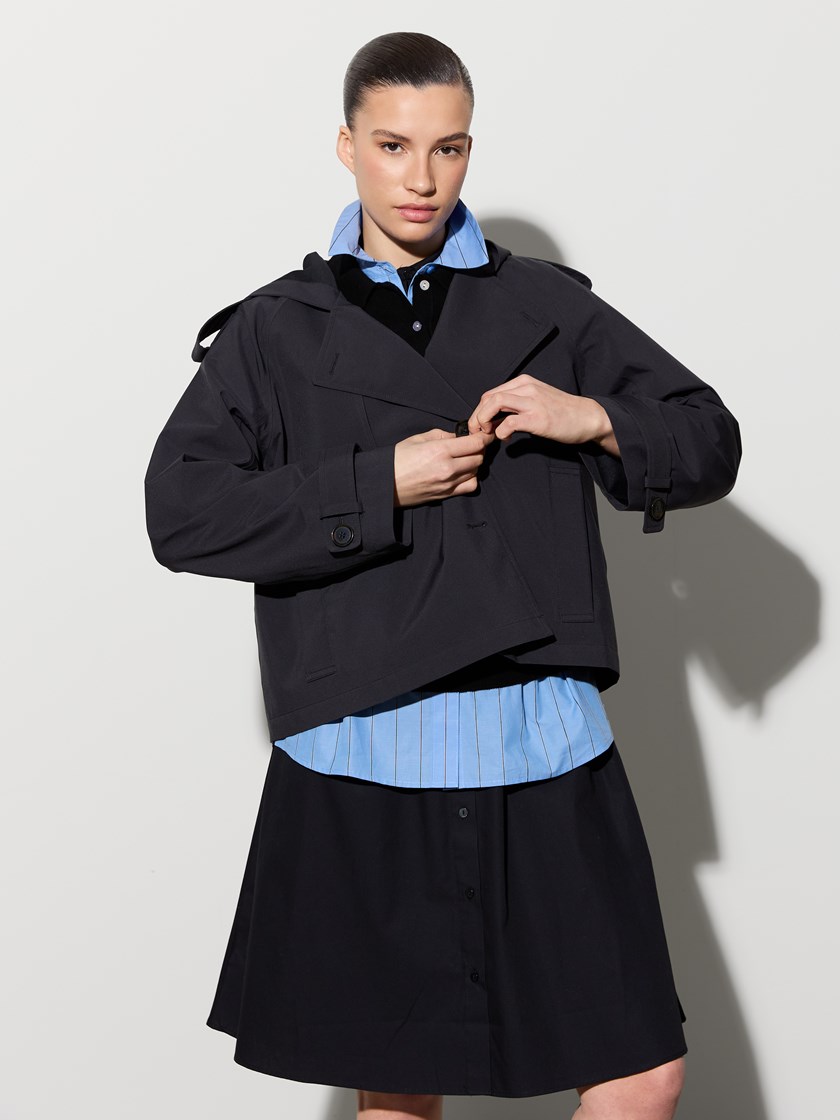 7515898 C25 7515898_C25-JEANPAUL-A26-Modell-Front_192_Colina trenchjakke C25.jpg_