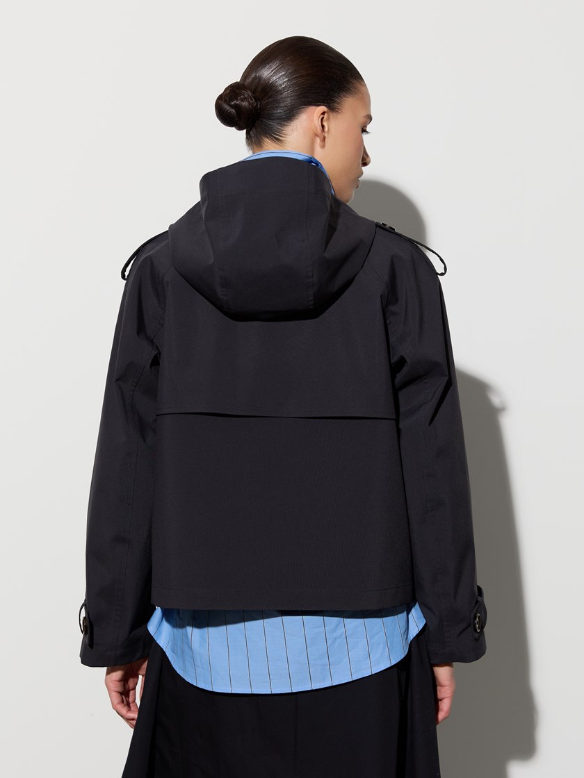 7515898 C25 7515898_C25-JEANPAUL-A26-Modell-Front_867_Colina trenchjakke C25.jpg_Front||Front