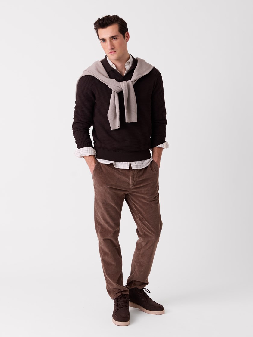 7516923 APR 7516095_AN7-JEANPAUL-A26-Modell-Front_3261_APR_Liam cord chino APR.jpg_