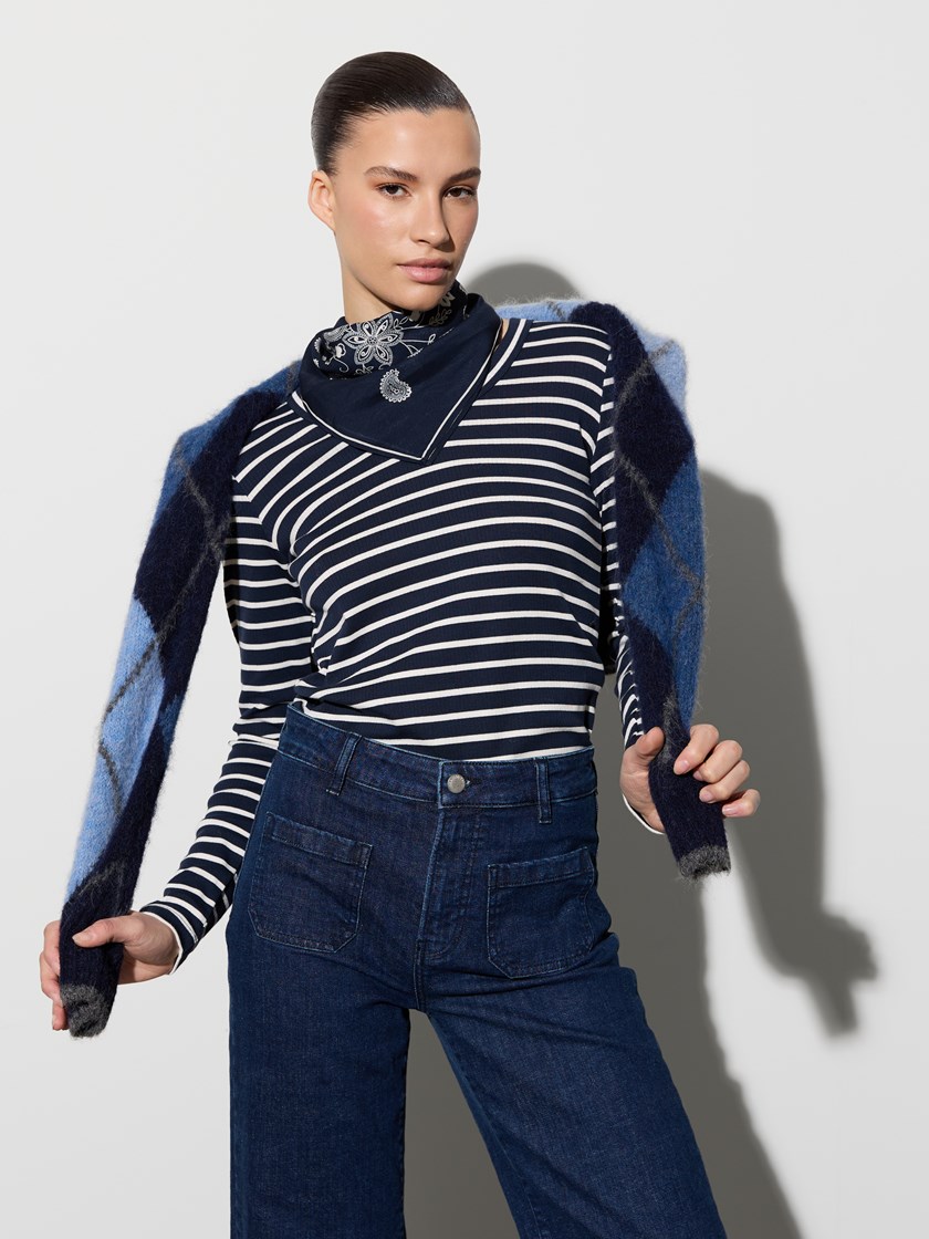 7516135 EM6 7516135_EM6-JEANPAUL-A26-Modell-Front (3)_Sinda stripet topp EM6.jpg_