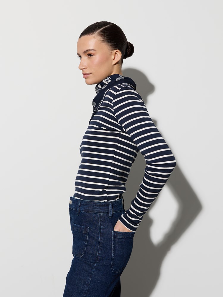 Sinda stripet topp 7516135_EM6-JEANPAUL-A26-Modell-Front (8).jpg_