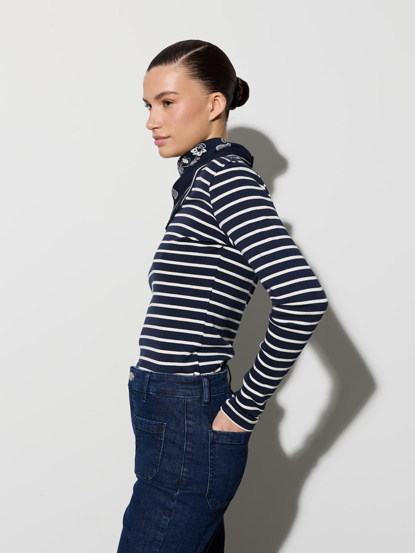 7516135 EM6 7516135_EM6-JEANPAUL-A26-Modell-Front (8)_Sinda stripet topp EM6.jpg_
