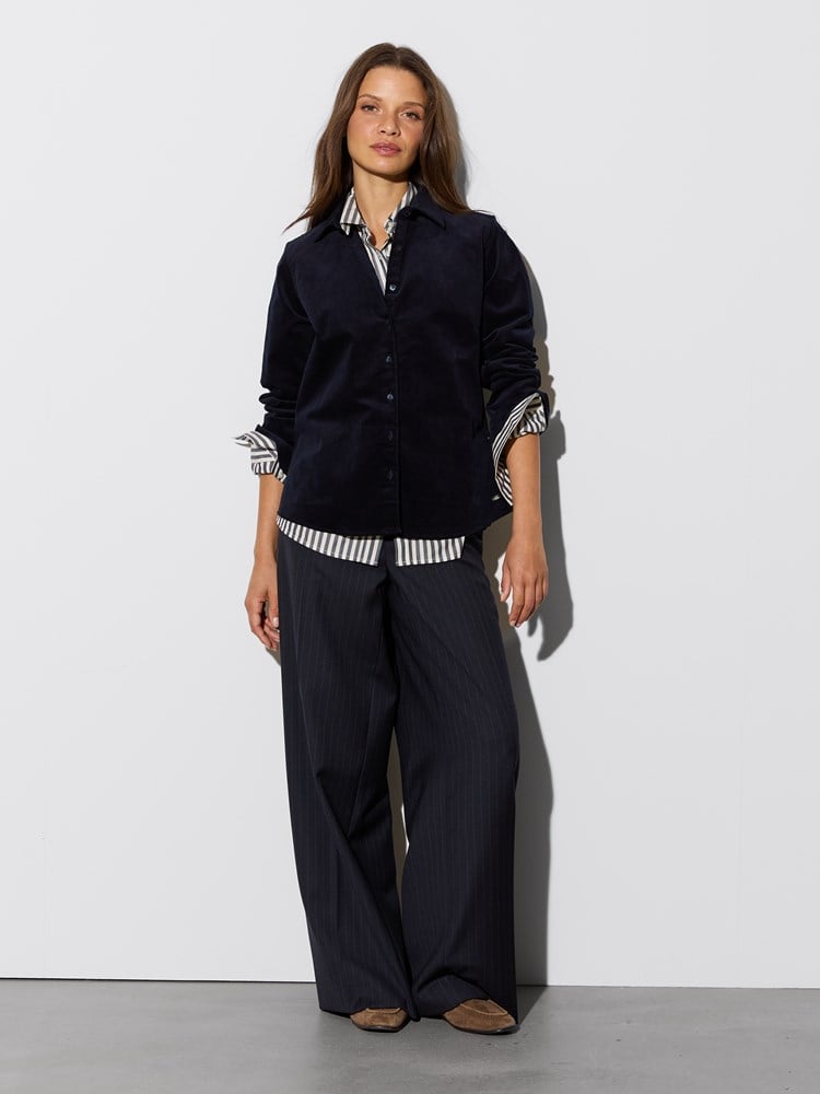 July skjorte 7516140_EM6-JEANPAUL-W26-Modell-Front_1541.jpg_Front||Front