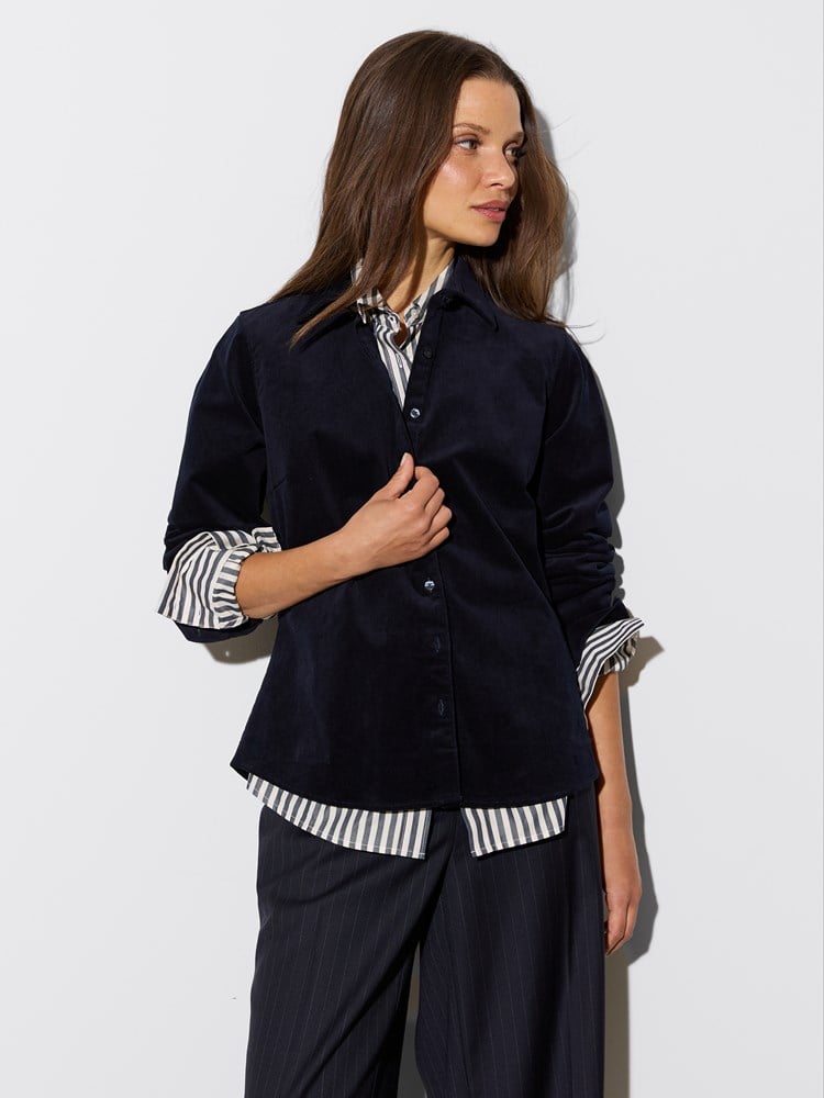 July skjorte 7516140_EM6-JEANPAUL-W26-Modell-Front_5004.jpg_Front||Front