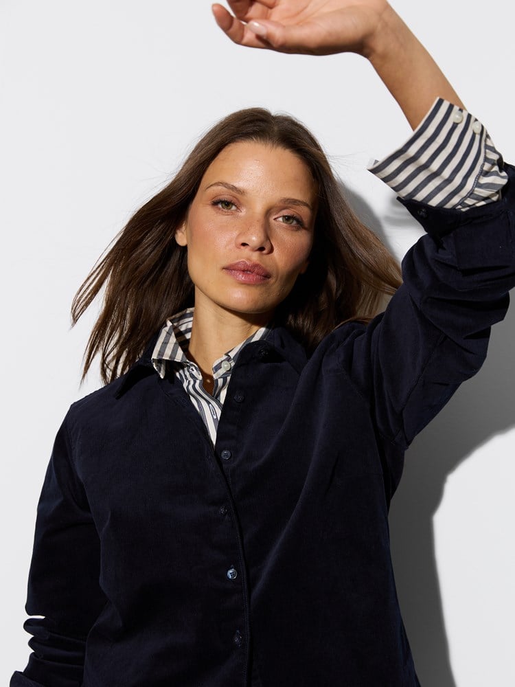 July skjorte 7516140_EM6-JEANPAUL-W26-Modell-Front_6985.jpg_Front||Front
